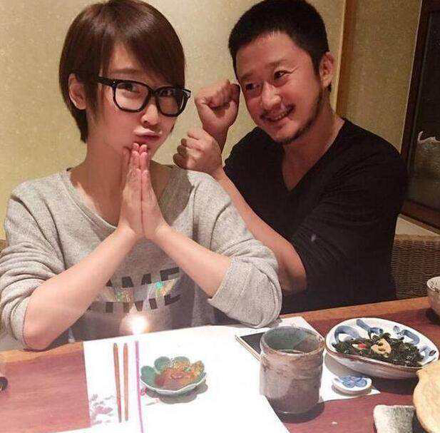 吴京喜得二胎凑齐"无忧无虑",晒全家温馨照招"嫌弃"