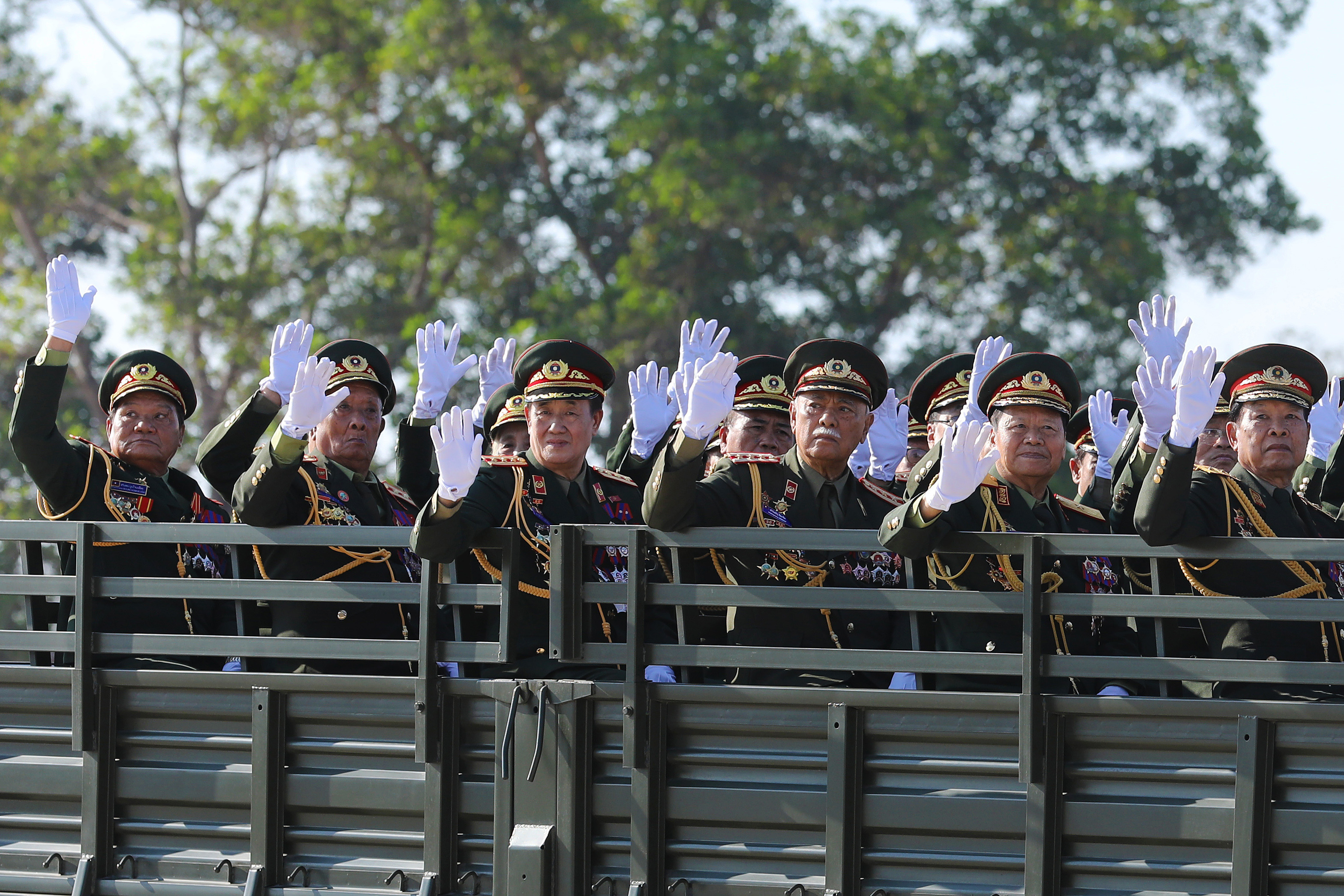 这是1月20日在老挝万象省库马丹学院阅兵场拍摄的庆祝老挝人民军