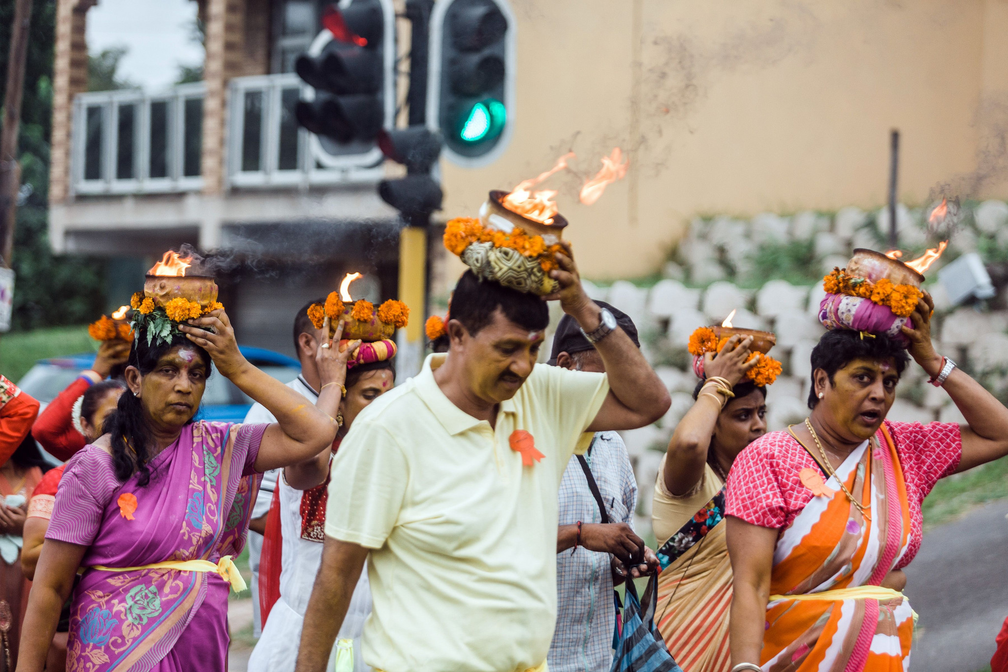 南非印度教信徒庆蹈火节 赤脚走火炭堆