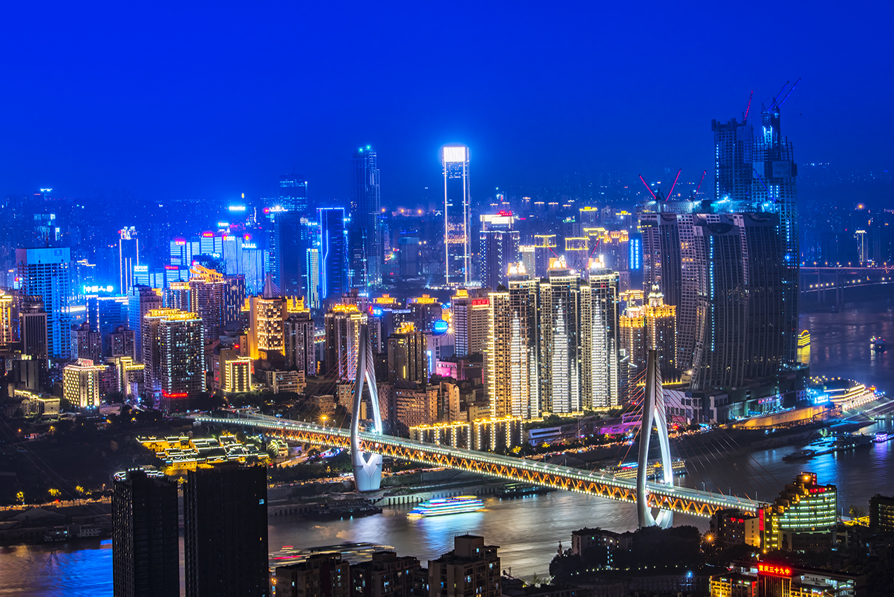 华灯下的重庆真的很美,美到每次来重庆都觉得夜太短,没时间细细触碰