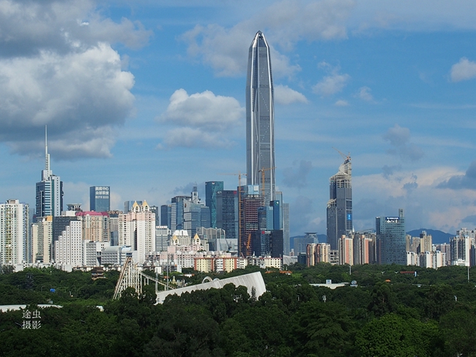 經過書城屋頂公園,深圳市民中心廣場,到中心城和后皇庭廣場屋頂公園