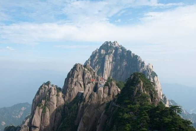 猴子觀海,當地居民習慣稱為猴子望太平,是黃山的一處奇石景觀.