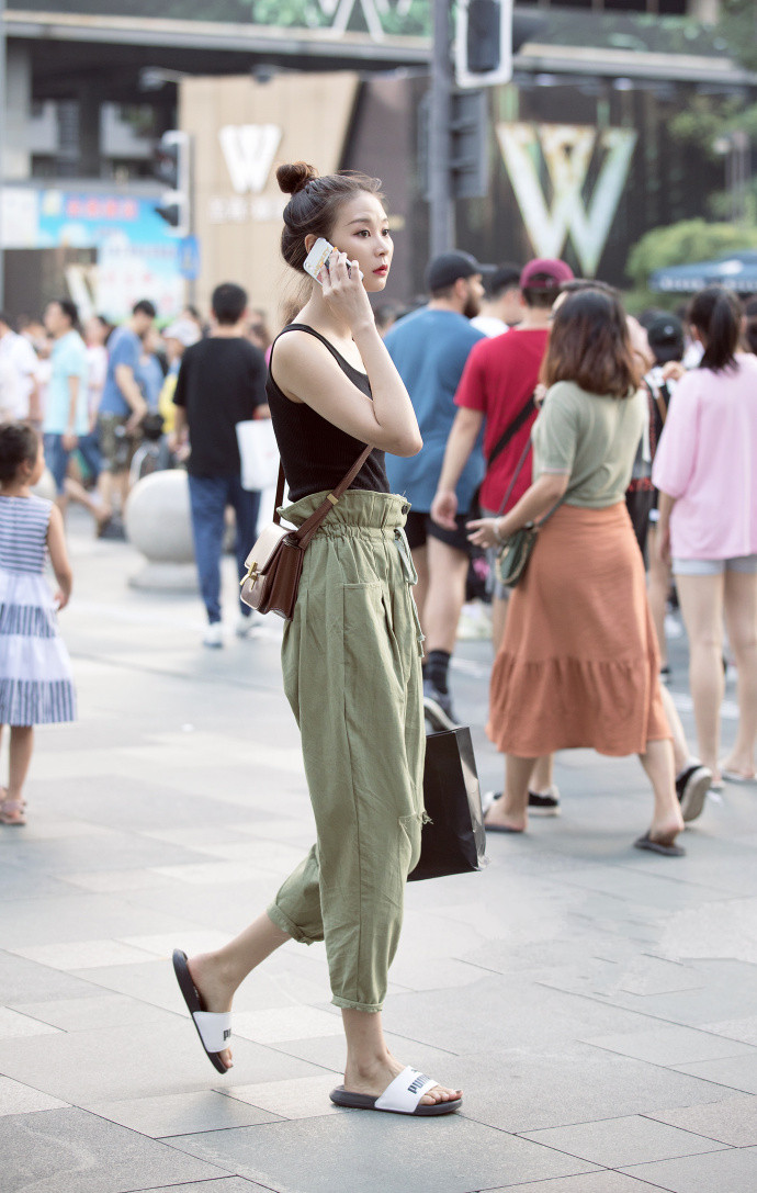 成都街拍:小清新的搭配,简约而不简单,极简风和冷淡风的结合