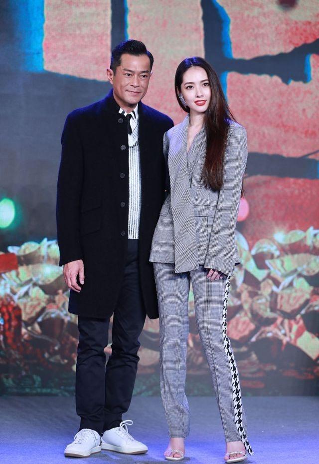 郭碧婷与古天乐同框,身穿格纹西装很高级,一个举动被网友力赞!