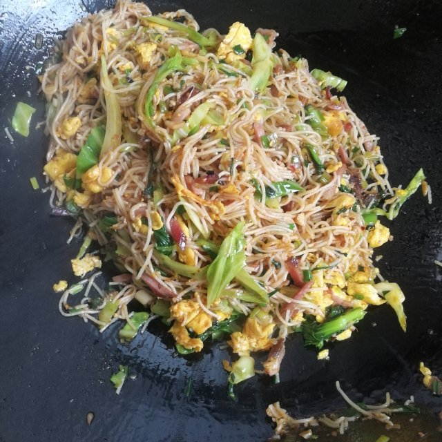 腊肉炒米粉,香气扑鼻,一大盘都不够吃