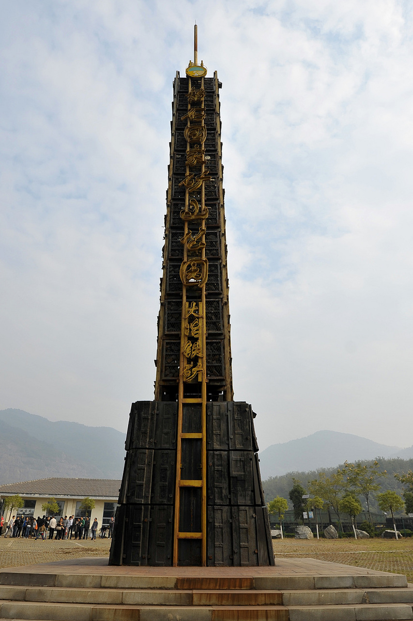 黄石国家矿山公园是位于湖北省黄石市铁山区境内,"矿冶大峡谷"为黄石