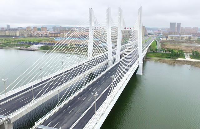 珲春大桥南侧引桥路面已铺装完成