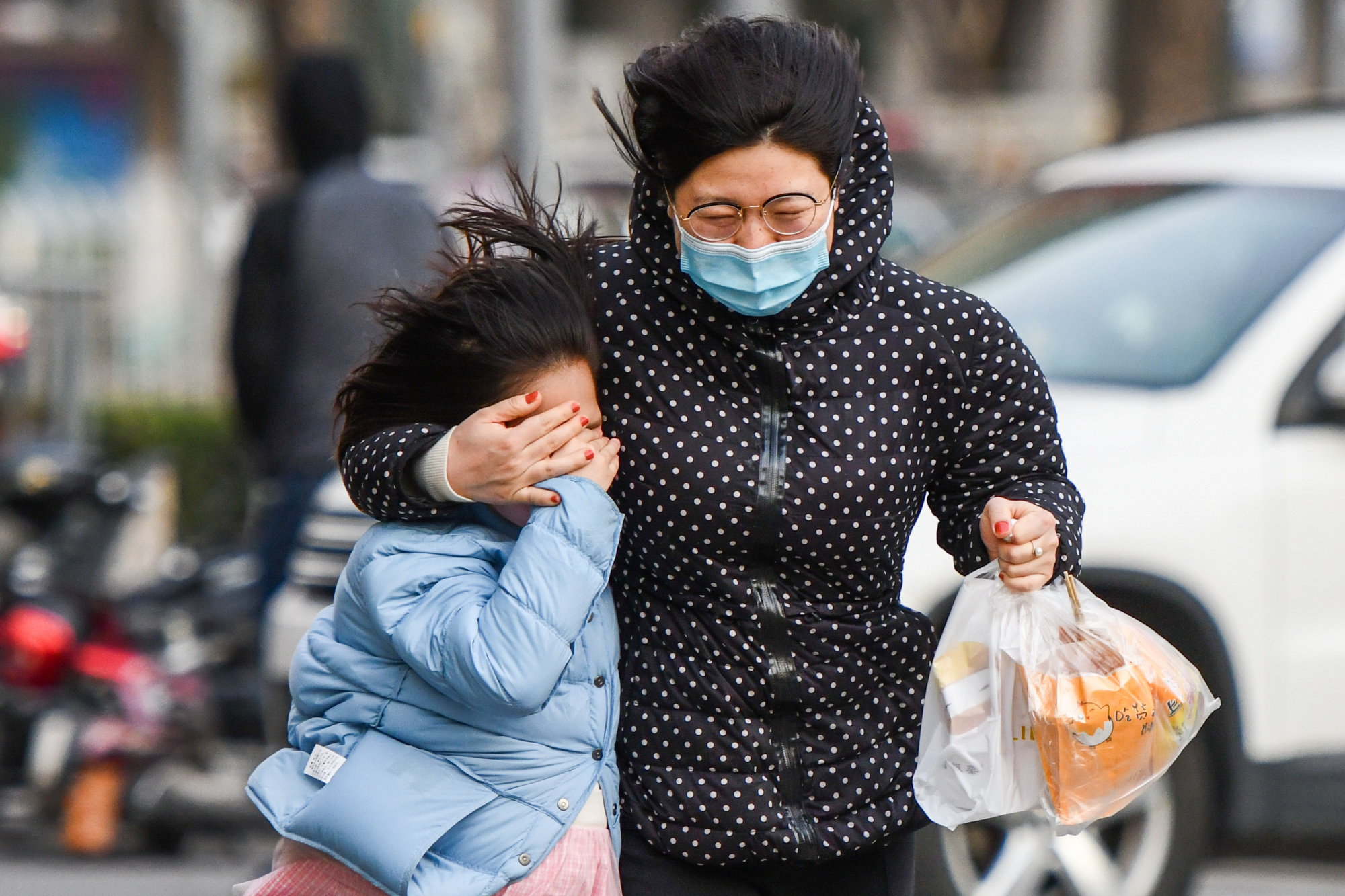 北京最新天气预报:大风蓝色预警 沙尘,最高气温略降至21