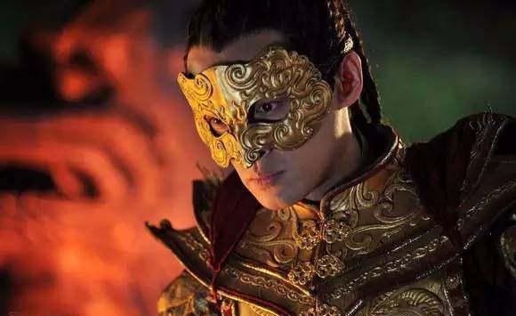 摘掉面具后,前三位都惊艳众人,这位王子却被跪求再戴回去