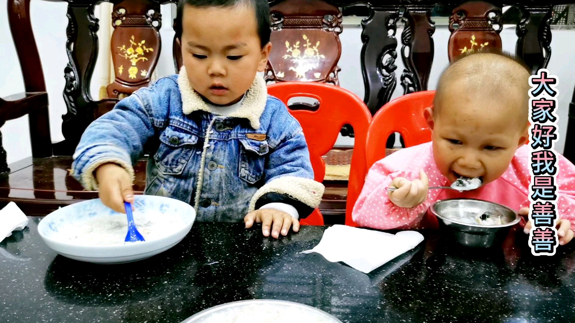 宝妈拿三文鱼头煲粥好鲜甜,兄妹俩一人吃一大碗好满足