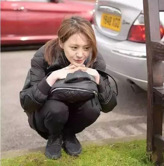 郑爽翻跟头上热搜,网友:晚上就知道腰疼了