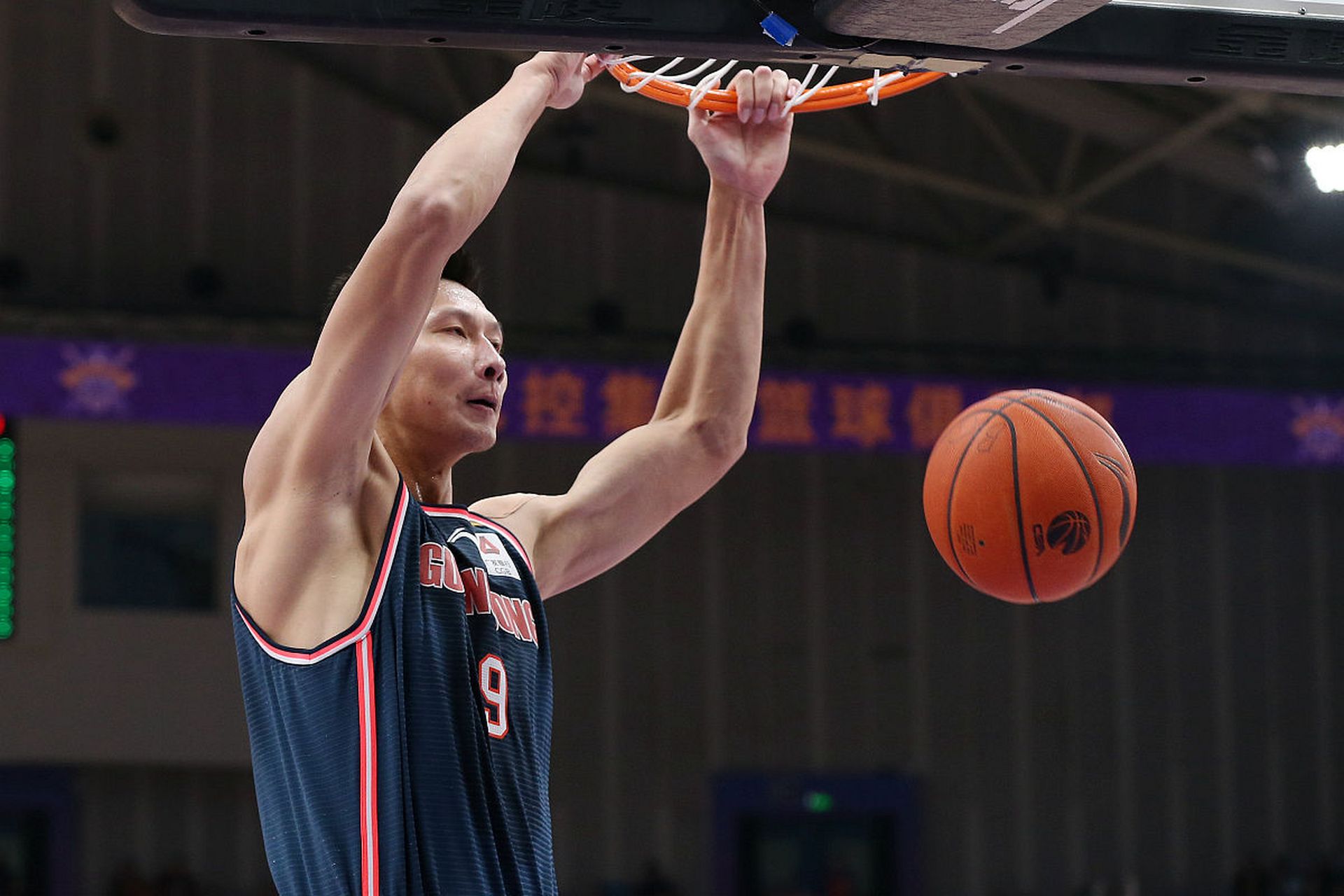 12月29日,广东男篮为球队传奇球星易建联举行球衣退役仪式.