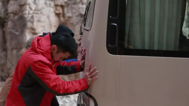 坚守深山8年的乡村教师出行 央视主持人屠化替她代课