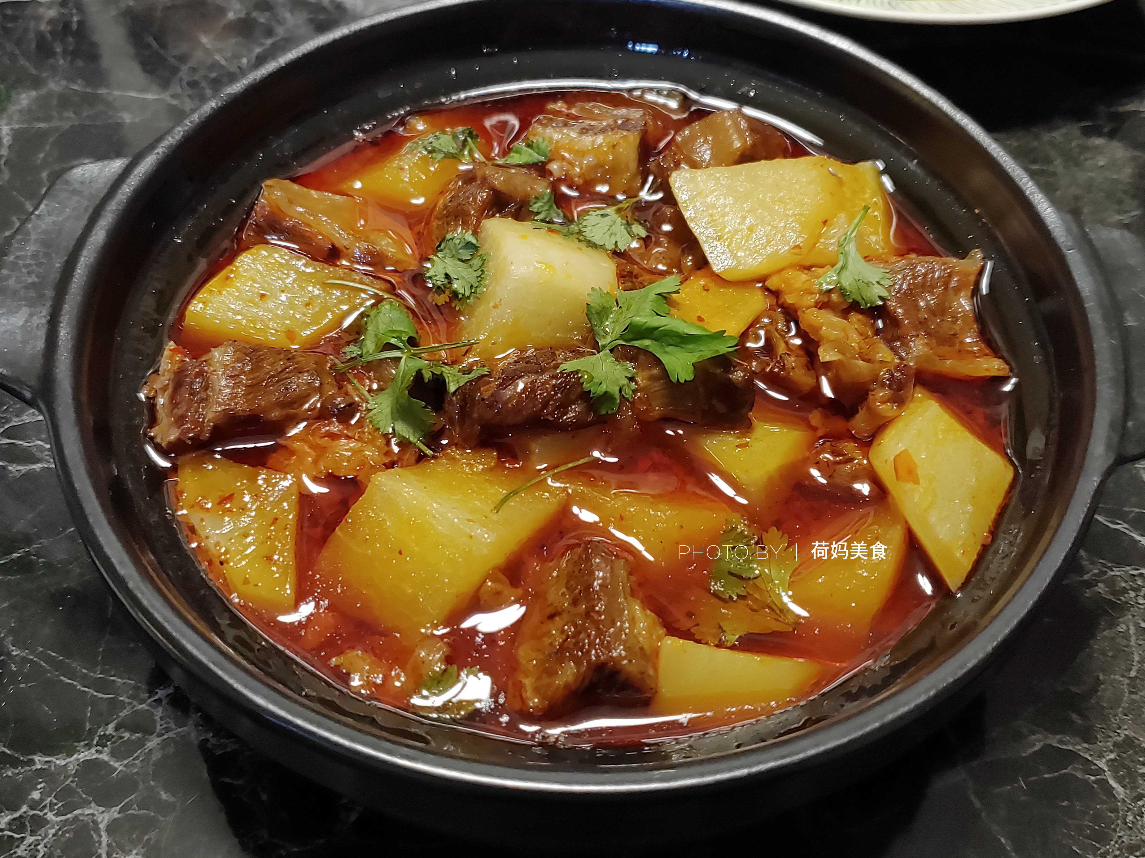 一家四口的晚餐,做了三菜一汤,荤菜搭配好味道,红烧牛肉真解馋