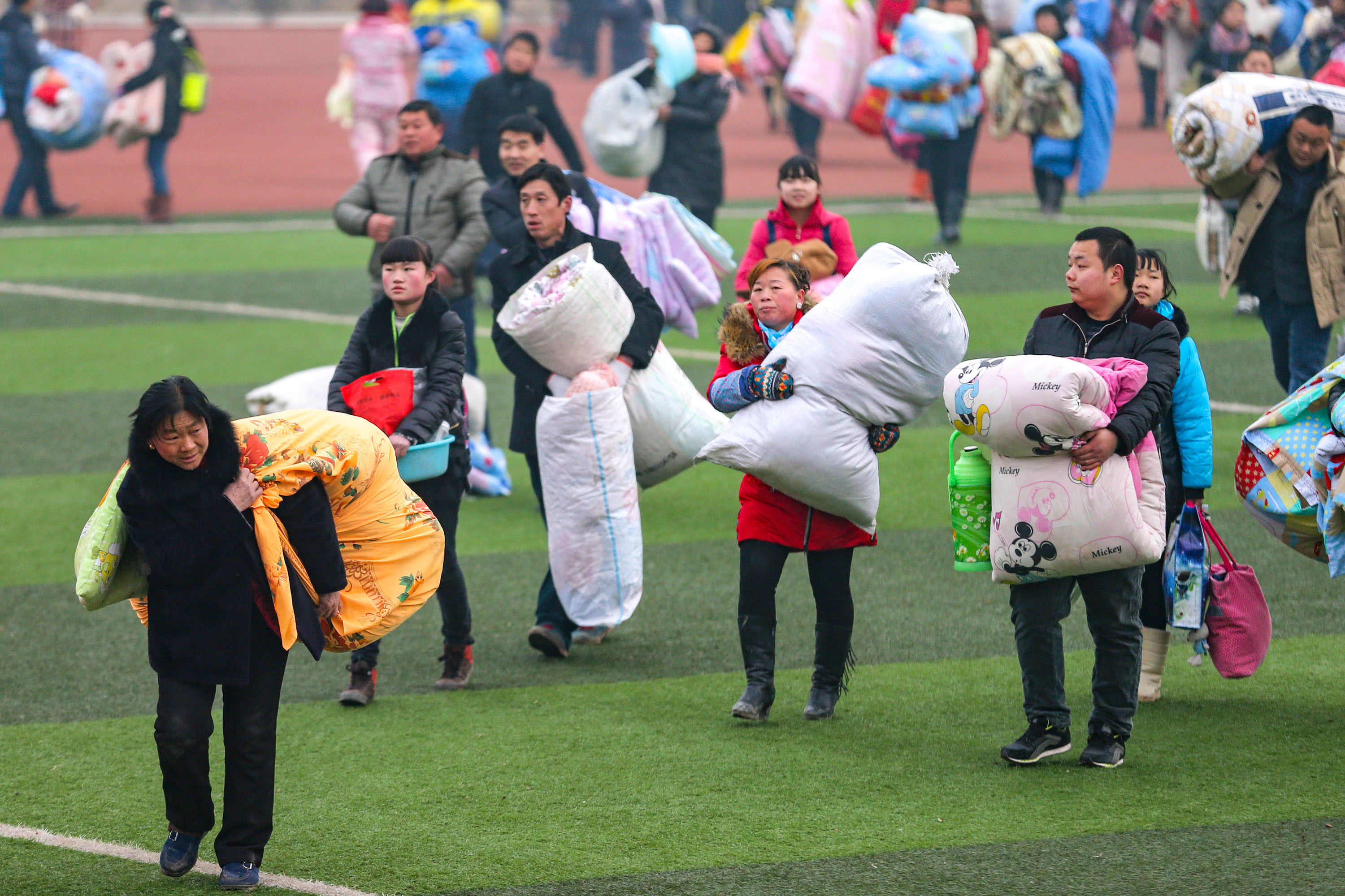 过年啦!农村初中学生放寒假,接孩子的父母比学生还多,感动人!