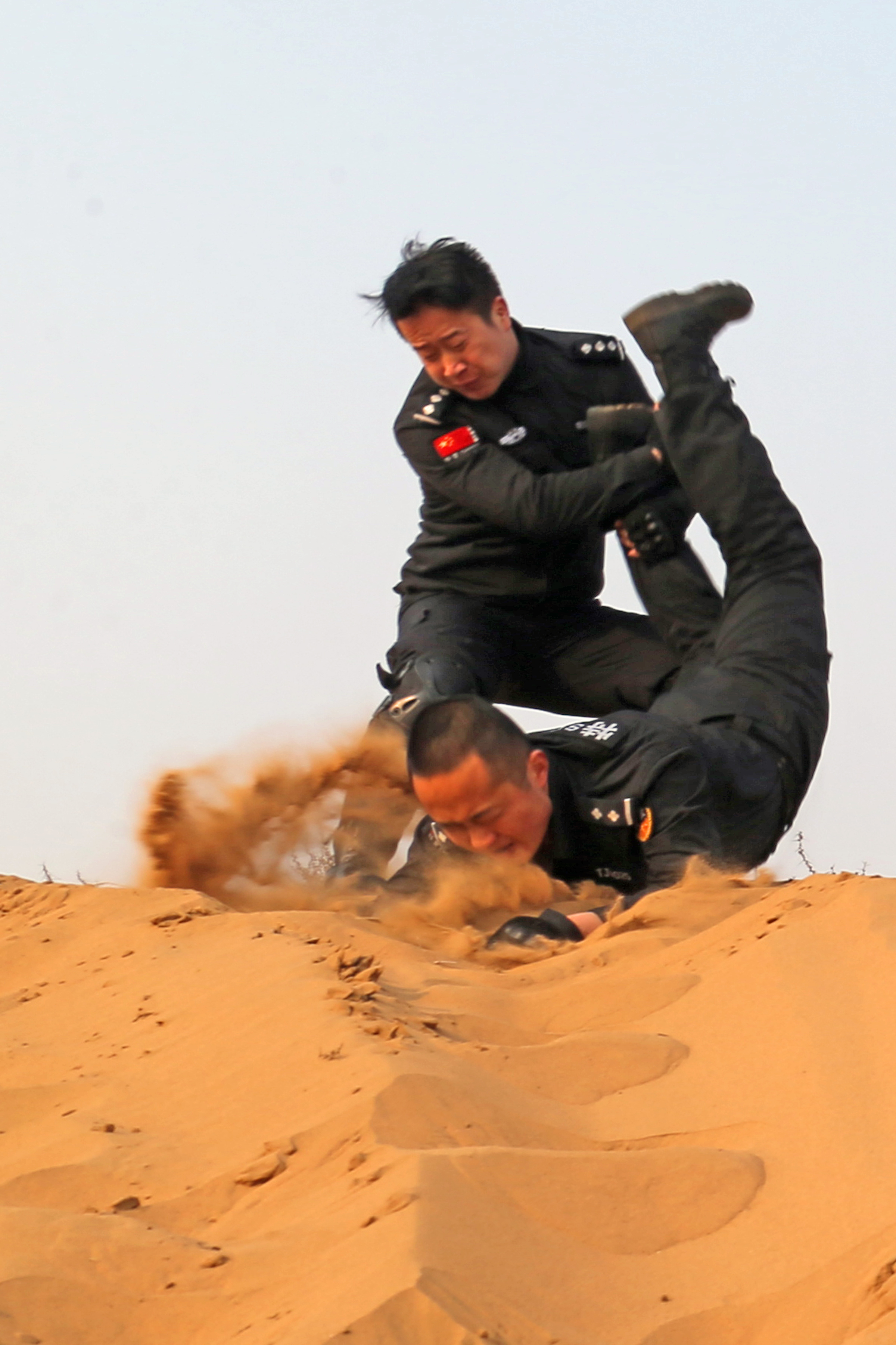 陕西大荔公安巡特警大队沙漠大练兵 "拉得出,冲得上,打得赢"