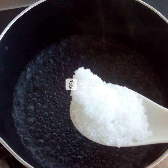 第5步,放入30g的白砂糖.