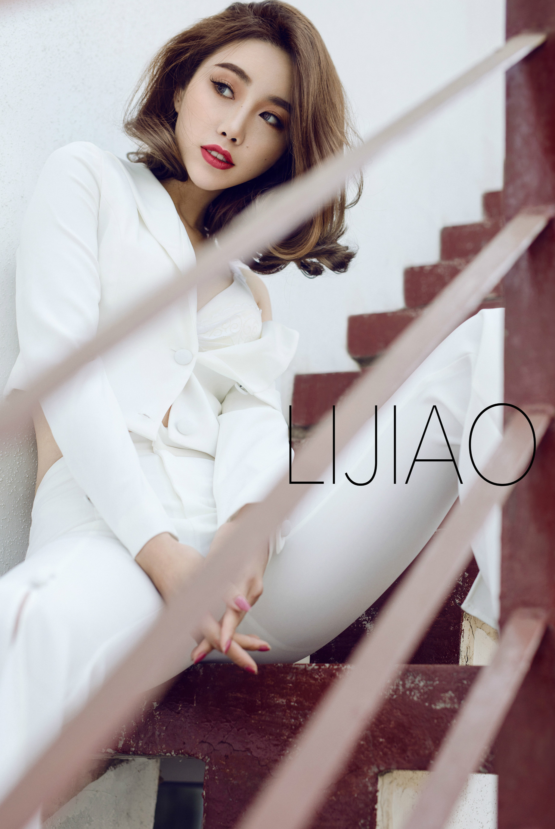 美图摄影:纯白的西装 俏丽感性的绝美女孩!