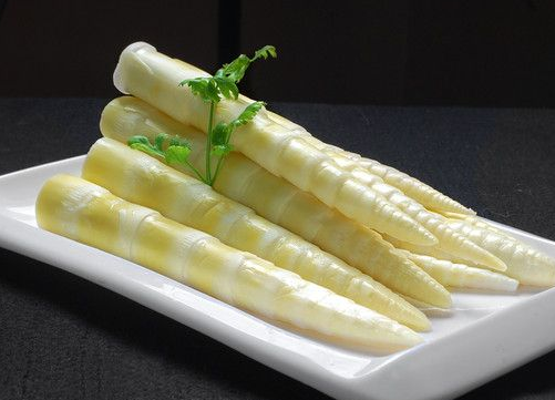 竹笋炒肉,唯有美食与爱不可辜负,菜肴的素材搭配最好是新鲜的.