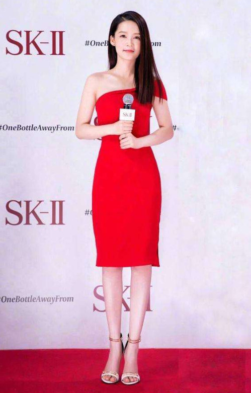 李沁放开穿了,红裙秀好身材,难怪没人敢追她