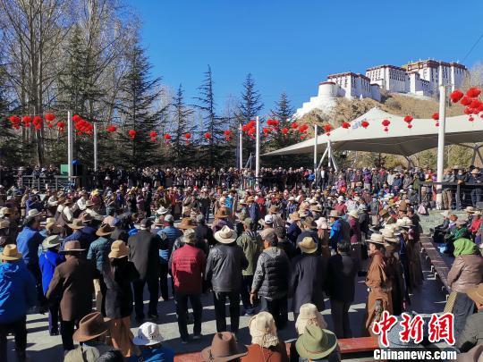 图为近日,当地民众在龙王潭公园跳锅庄舞 张伟 摄