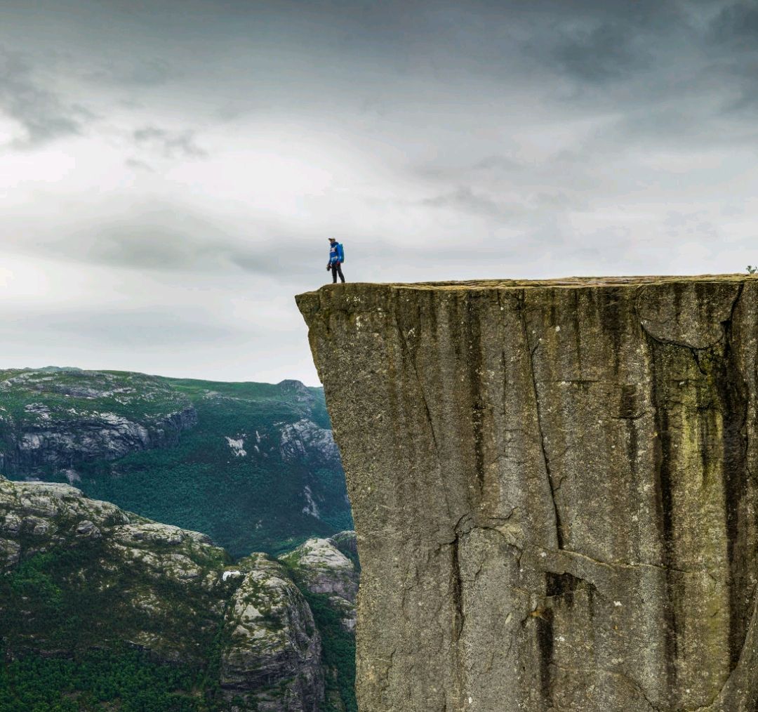 最恐怖的悬崖:垂直落差604米,隔着屏幕都能感到恐惧!