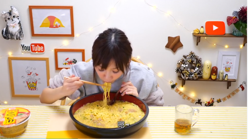 大胃王吃10斤泡面,看到吃法后,才知不胖的原因,粉丝:活该我胖