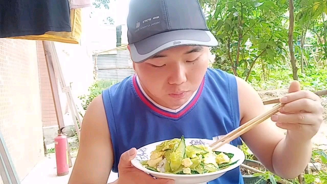 莴笋黄瓜炒鸡蛋盖浇饭