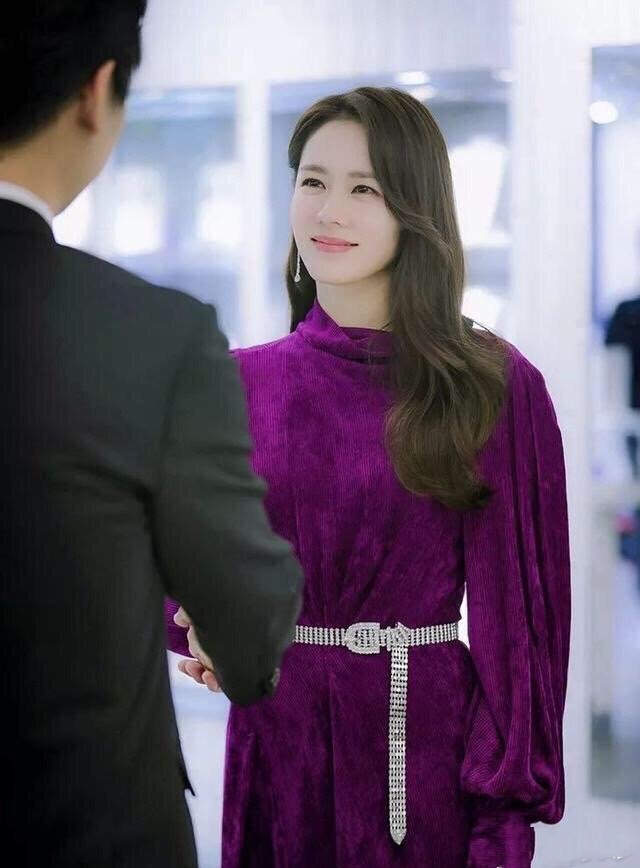 终于等来《爱的迫降》,孙艺珍穿搭太美了,每套都是教科书级别