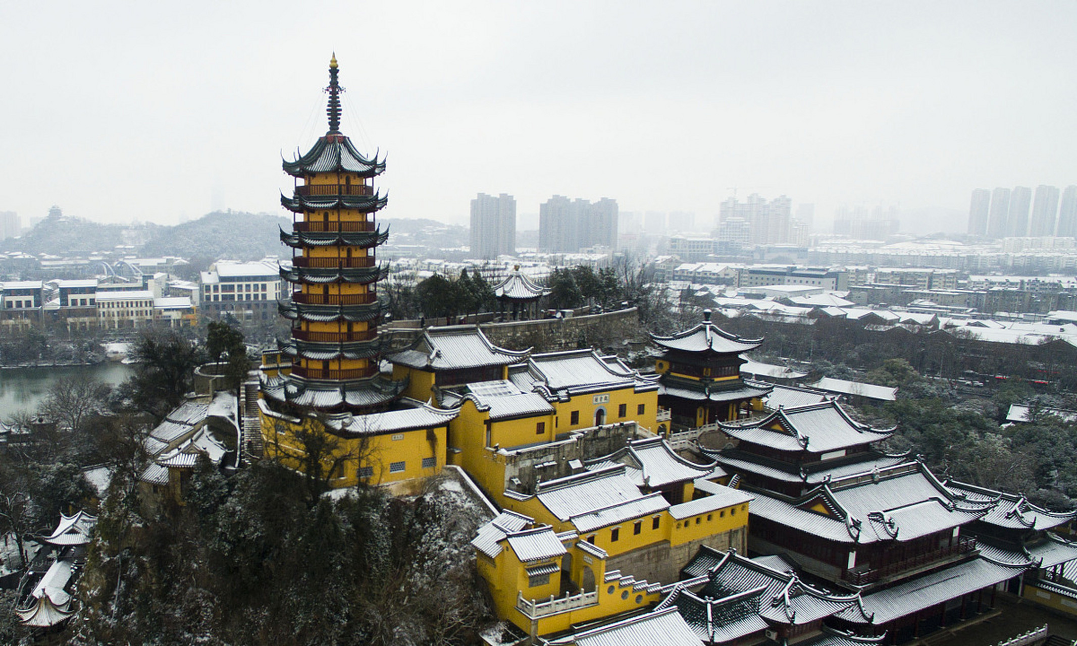 以下是三个您必游的镇江景点: 1.
