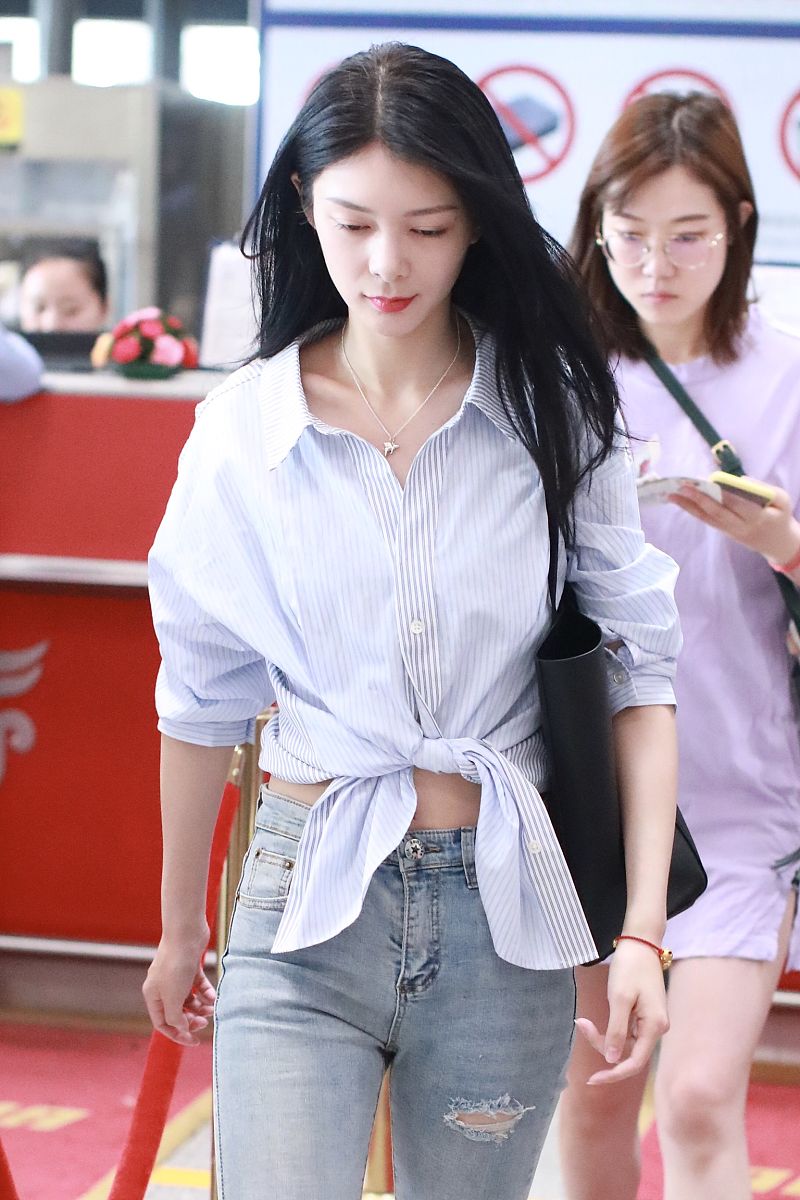 傅菁街拍:条纹打结露脐衬衣balenciaga包袋 下穿铅笔裤高挑纤瘦