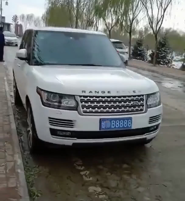 甘肃一公园偶遇百万路虎,当看到车牌号时,网友:能抵一辆宝马!