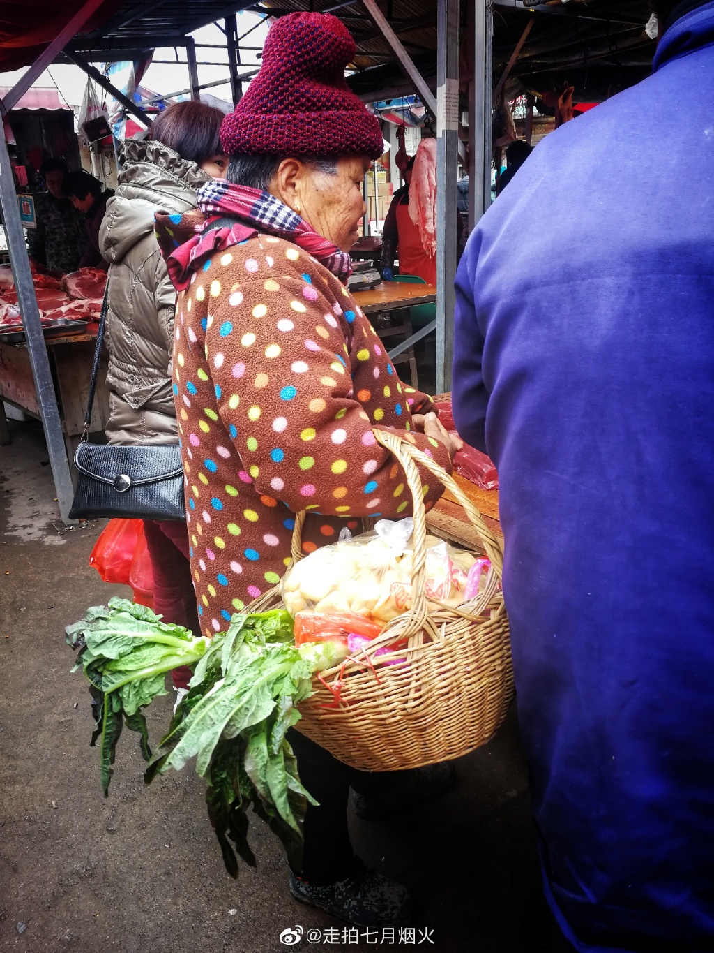 年味越来越淡了,只能从老人的菜篮子,多彩的年货,红灯笼上找到