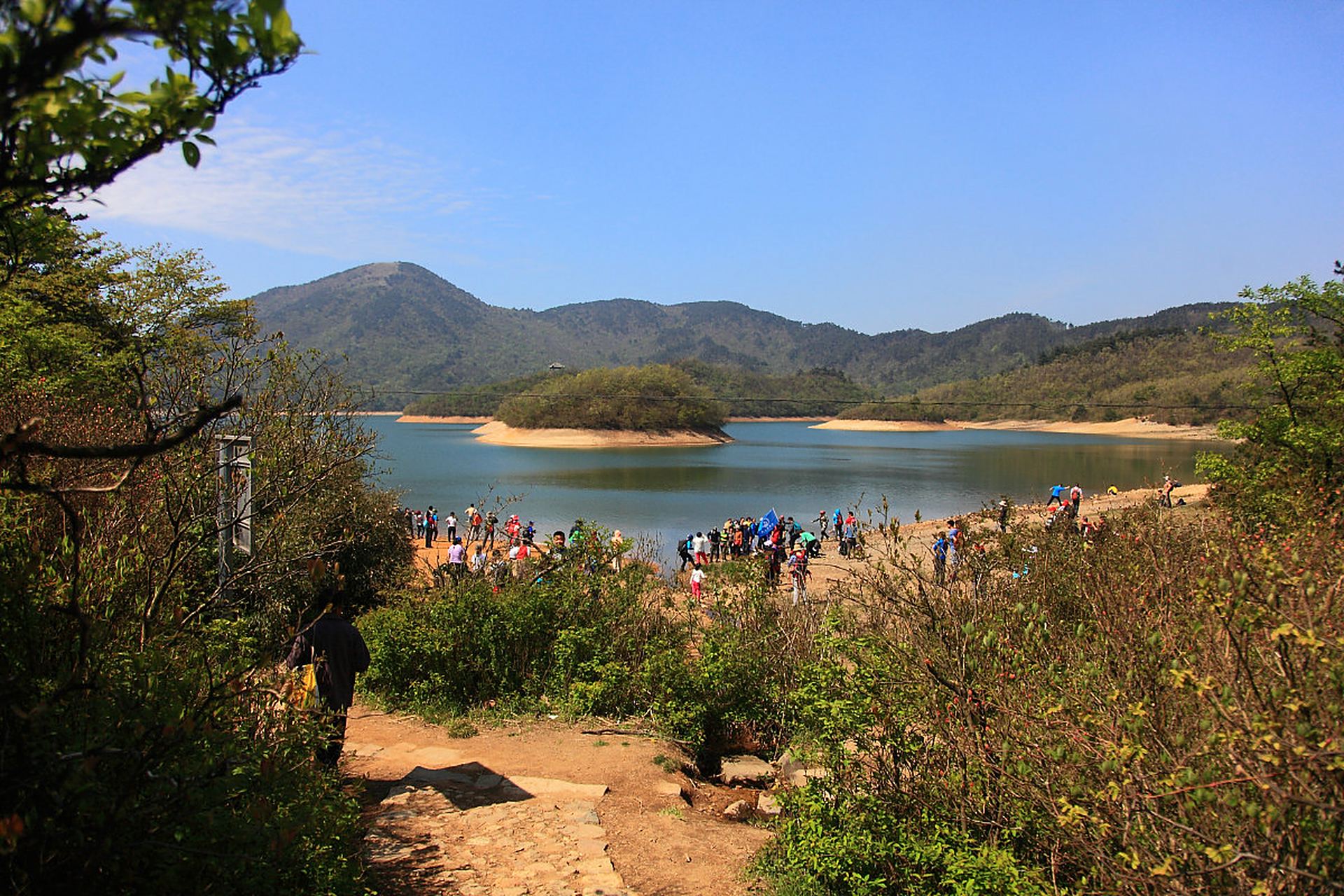 镜头里的春天# 光灿烂,仿若细腻的颜料在余庆飞龙湖户外运动中心上