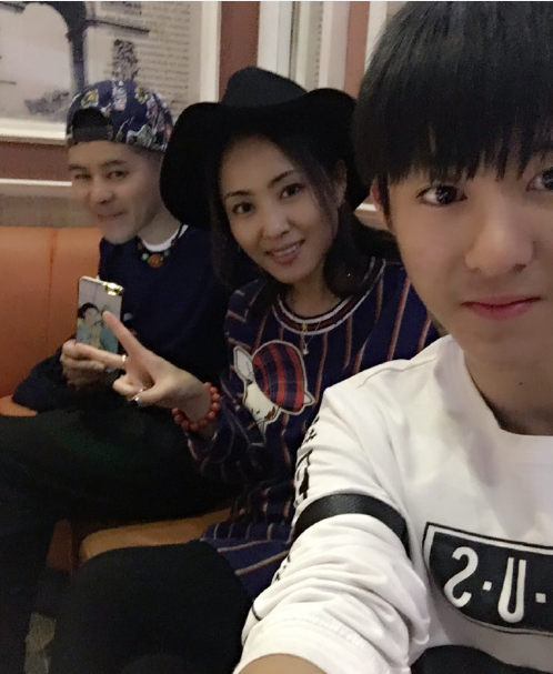 他们一家人也经常旅行,一家人很让旁人羡慕,王小虎的打扮也很时尚.