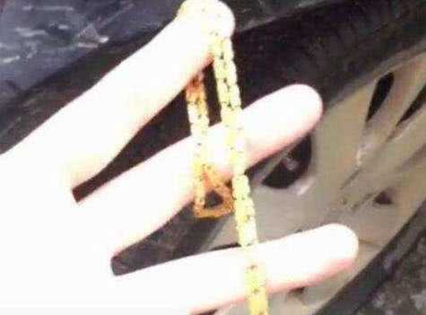 男子去朋友家吃酒席,不料车胎上捻了条金项链