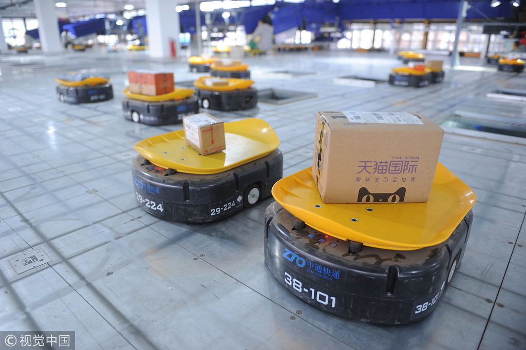 迎"双11"快递高峰 安徽阜阳"小黄人"机器人上阵