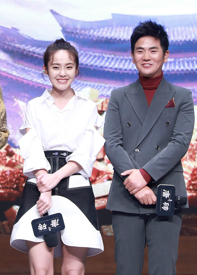 张晓龙抱张佳宁 否认外甥女靠"关系"当女主