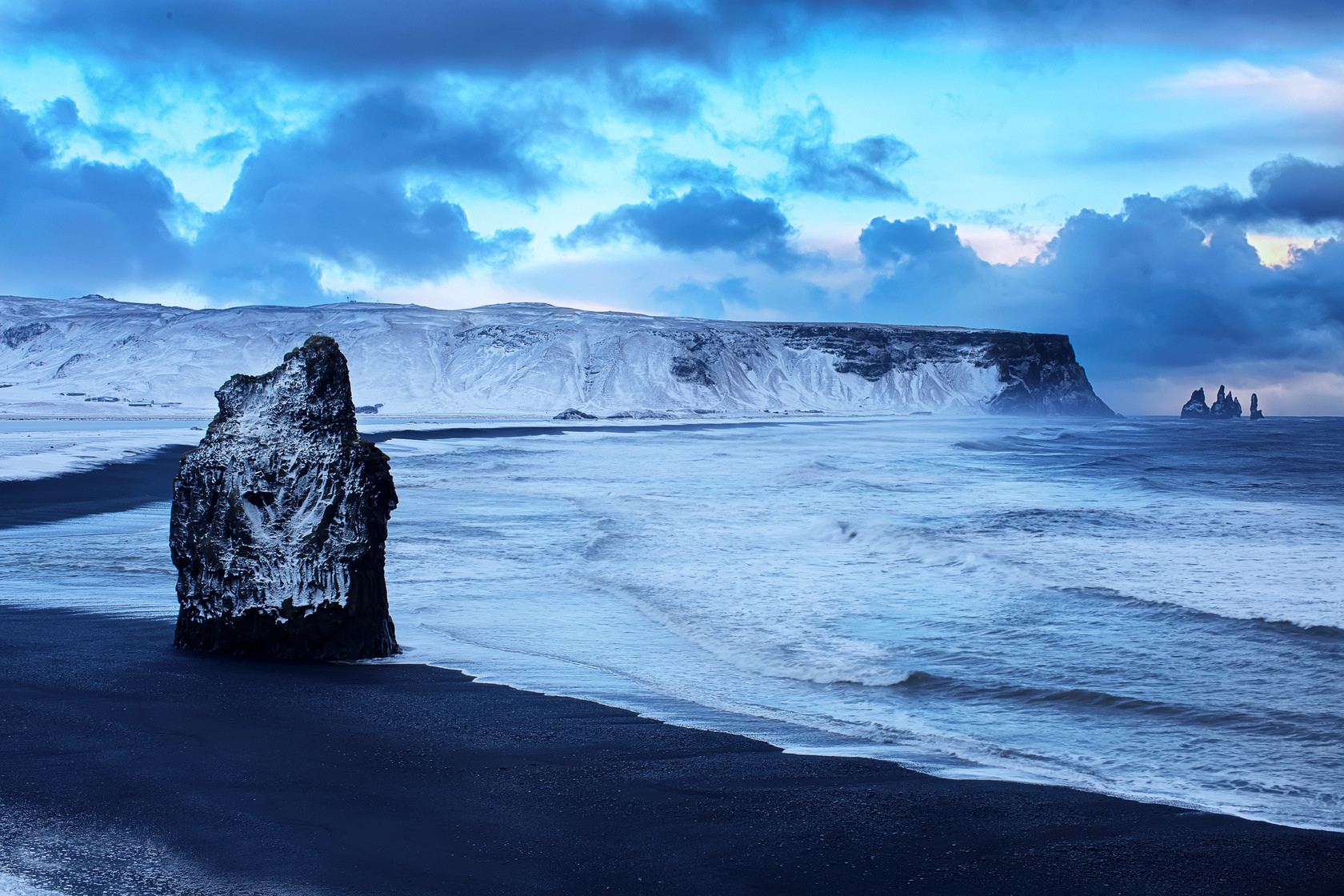 冰岛天然黑沙滩,全球独一无二