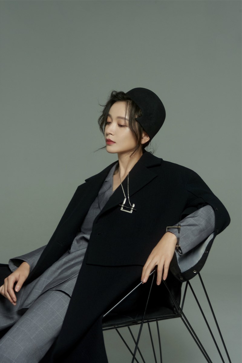 施诗质感写真曝光 知性优雅时髦满分