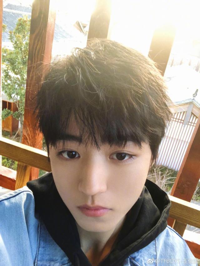 王俊凯二月二晒大头照,粉丝为其疯狂打call