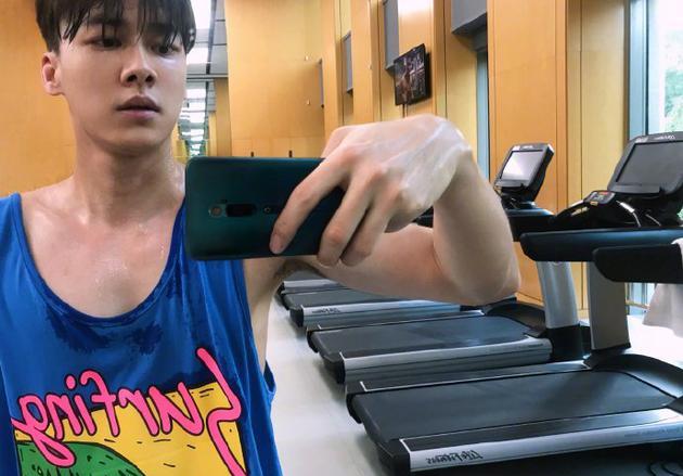 李易峰晒健身照 汗水浸湿胸前荷尔蒙凸显