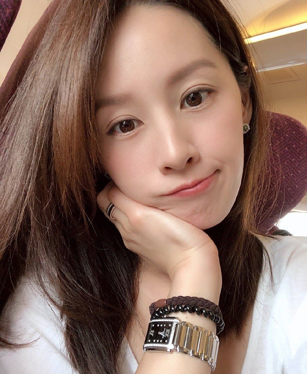 曾恺玹素颜还这么美,保养从眼角细纹开始,5款眼部精华重返20岁