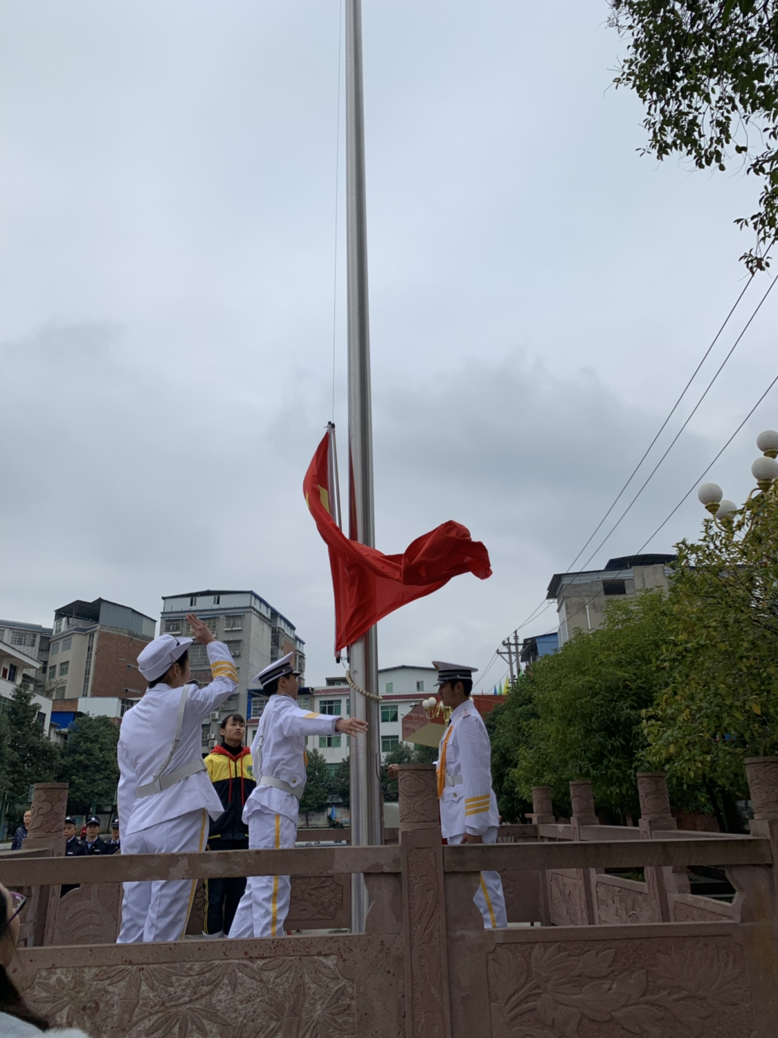 仁怀八中爱祖国升国旗