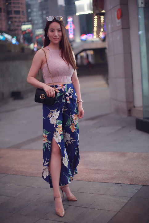 杭州街拍:气质美女一袭白色连衣裙,尽显高雅气质,女神范十足!