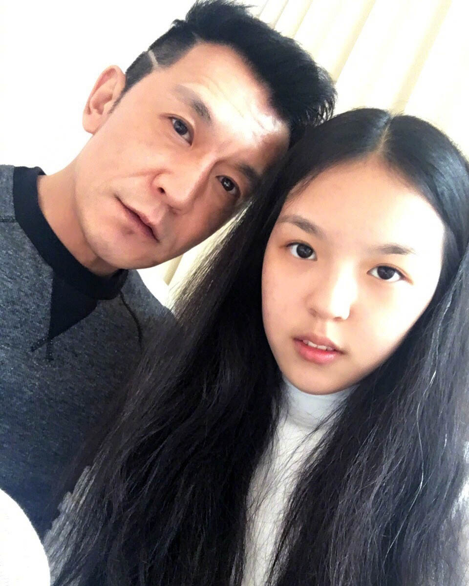 曾经的央视一哥李咏新照,太帅了