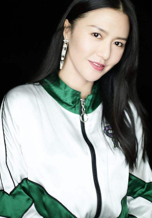 谭维维时尚范真足,条纹外套并没有齐整的穿在身上,而是披在腰间,扎起