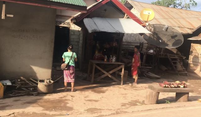 女生花100元陆路出境去老挝,实拍老挝村庄茅草屋贫穷落后