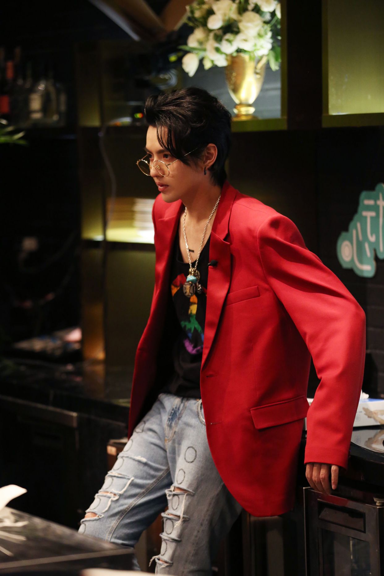 吴亦凡一袭红衣现身心动餐厅 金丝眼镜禁欲系男神在线营业