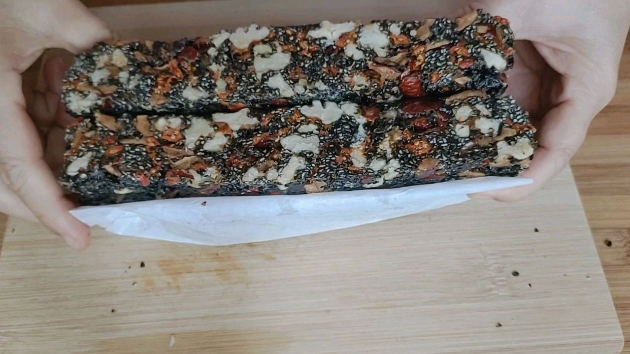 自制黑芝麻红枣核桃糕,香甜酥脆,营养美味,做法超简单
